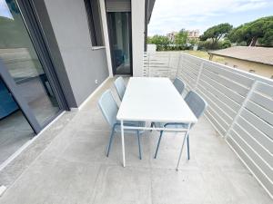 福洛尼卡LUX apartments T的阳台上配有白色的桌椅