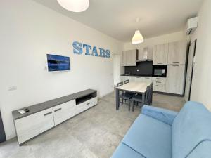 福洛尼卡LUX apartments T的客厅配有蓝色的沙发和桌子