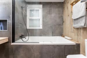 马拉加MalagaSuite Huelin Urban Estudio的设有带浴缸和淋浴的浴室。