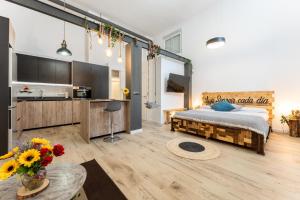 马拉加MalagaSuite Huelin Urban Estudio的一间带大床的卧室和一间厨房