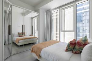 特拉维夫Exclusive Meier on Rothschild by Five Stay的一间卧室设有一张床和一个大窗户