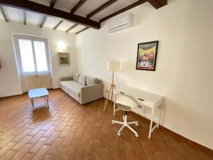 普拉托BnBetter - Appartamento Teddy, Comodo per Firenze的带沙发和书桌的客厅