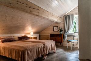KeibuMeretuule Holiday Home的一间卧室设有一张床和木制天花板