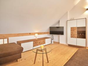 巴德米滕多夫Alpine Apartment Pia 6 - Bad Mitterndorf by AA Holiday Homes的带沙发和电视的客厅