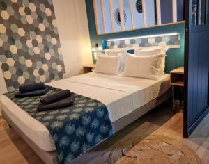 圣丹尼斯Le Barachois City的卧室配有一张带白色床单和枕头的大床。
