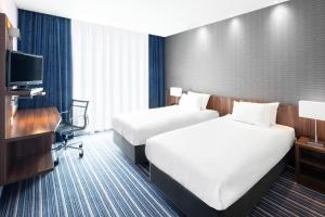 阿纳姆阿纳姆智选假日酒店的酒店客房设有两张床和电视。