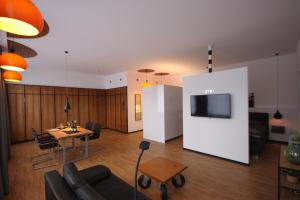 策尔廷根-拉蒂希Moselloft Zeltingen-Rachtig的客厅配有桌子和白色墙壁