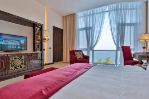 敖德萨卡多尔度假酒店的一间酒店客房,设有一张大床和一个大窗户