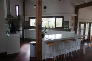 Allusion Farmstay Cellar House Heated Pool - Fire Pit - Pizza Oven - Pool Table - Sleeps 16的厨房或小厨房