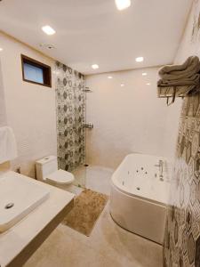 卡塔海滩Q Conzept apt 2br new的带浴缸、卫生间和盥洗盆的浴室