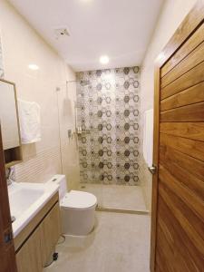 卡塔海滩Q Conzept apt 2br new的浴室配有卫生间、盥洗盆和淋浴。