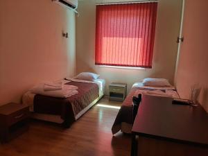 Cherven BryagХотел Таганрог的小房间设有两张床和窗户