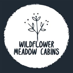 WhitingtonWildflower Meadow Cabins的白色的标签,有树和野花草甸的词