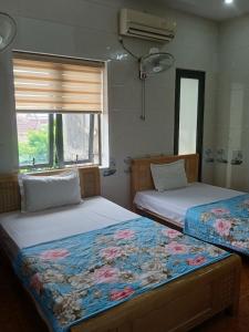 河静Hotel Thanh Bình 2的卧室内两张并排的床