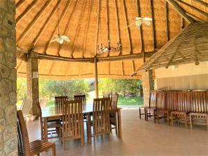 布拉瓦约Twin bed lodge on natural African bush - 2111的凉亭内带桌椅的用餐室