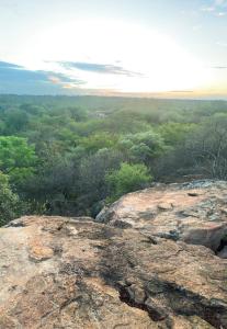 布拉瓦约Twin bed lodge on natural African bush - 2111的从大岩石顶部可欣赏到风景