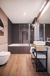 格但斯克Royal Apartments - Boutique Residence Gdańsk的浴室配有卫生间、盥洗盆和浴缸。