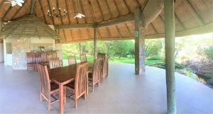 布拉瓦约Double lodge on natural African bush - 2112的一间带木桌和椅子的用餐室