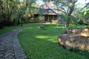 布拉瓦约Family Lodge in Natural African bush - 2113的通往树屋的石头小径