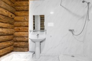 苏呼米Hotel Paradise的白色的浴室设有水槽和淋浴。