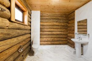 苏呼米Hotel Paradise的一间带木墙、卫生间和水槽的浴室