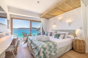 圣胡安包蒂斯塔El Somni Ibiza Dream Hotel by Grupotel的一间卧室配有一张床,享有海景