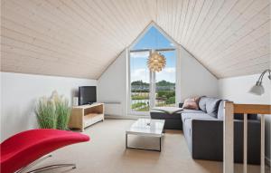 北内伯尔Stunning Home In Nrre Nebel With Kitchen的带沙发和窗户的客厅