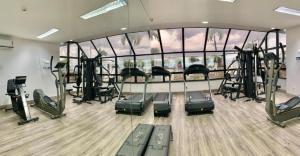 马瑙斯Flat Millennium - Suíte 809的健身房设有有氧器材和大型玻璃墙