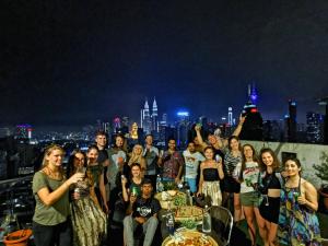 吉隆坡The Common Room @ Regalia的一群人站在屋顶上拍照