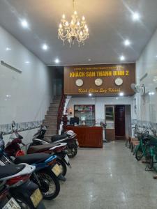 河静Hotel Thanh Bình 2的一组摩托车停在大堂,配有吊灯