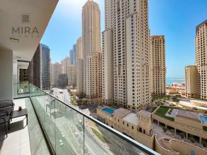 迪拜Mira Holiday Homes - Newly 2 bedroom in Dubai Marina with Canal View的从大楼的阳台上可欣赏到城市景观