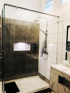 万隆Kulem Gempol的带淋浴和盥洗盆的浴室