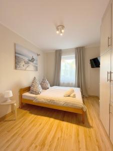 格丁尼亚15 Gdynia Centrum - Apartament mieszkanie dla 7 osób的一间卧室设有一张床和一个大窗户