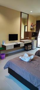 黎逸府米拉花园旅馆的一间卧室配有一张大床和电视