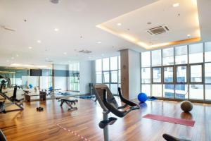 吉隆坡The Common Room @ Regalia的大楼内带健身器材的健身房