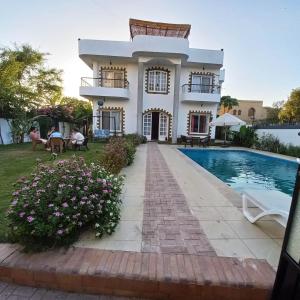 卢克索Ali Luxury Villa的一座房子前面设有游泳池