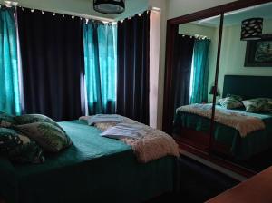 奥伦塞Piso zona Campus-Lagunas的一间卧室配有两张带蓝色窗帘和镜子的床