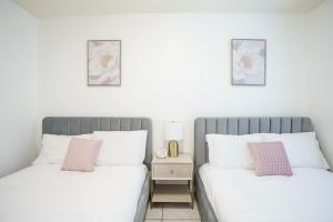 迈阿密Modern 2 Bedroom in the Heart of Wynwood Art District的卧室内两张并排的床