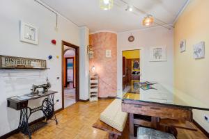 因佩里亚Ca dei Tati - Citra 1181的一间设有乒乓球桌的房间