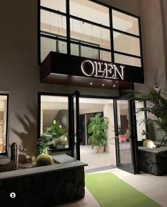 卡塔尼亚Ollen apartments的商店的入口,上面有开放的标志