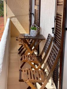 科孚镇Kommeno Bay Apartments的阳台配有一张桌子和两把椅子
