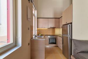 干尼亚Filomeli Estate的一间带水槽和冰箱的小厨房