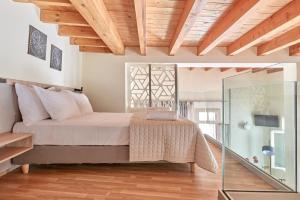 干尼亚Filomeli Estate的一间卧室设有一张床和玻璃墙
