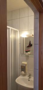 陶拉格Viešbutis Banga的白色的浴室设有水槽和镜子