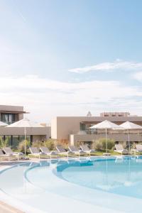 珀彻斯White Shell Beach Villas的度假酒店游泳池的 ⁇ 染
