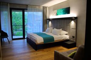 博维茨Hotel Soča的一间卧室配有一张床和一个沙发
