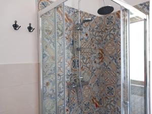 皮内托Domus Maris Pineto的浴室里设有玻璃门淋浴
