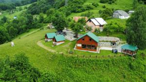 莫伊科瓦茨Etno selo ŽURIĆ的绿色山丘上房屋的空中景致