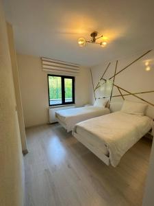 Nilüferبورصة شقة مريحة Bursa Nilufer مَنْظَرٌ جَمِيلٌ的一间卧室设有两张床和窗户。