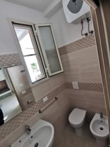 佩斯基奇Appartamenti da Matteo的一间带卫生间、水槽和镜子的浴室